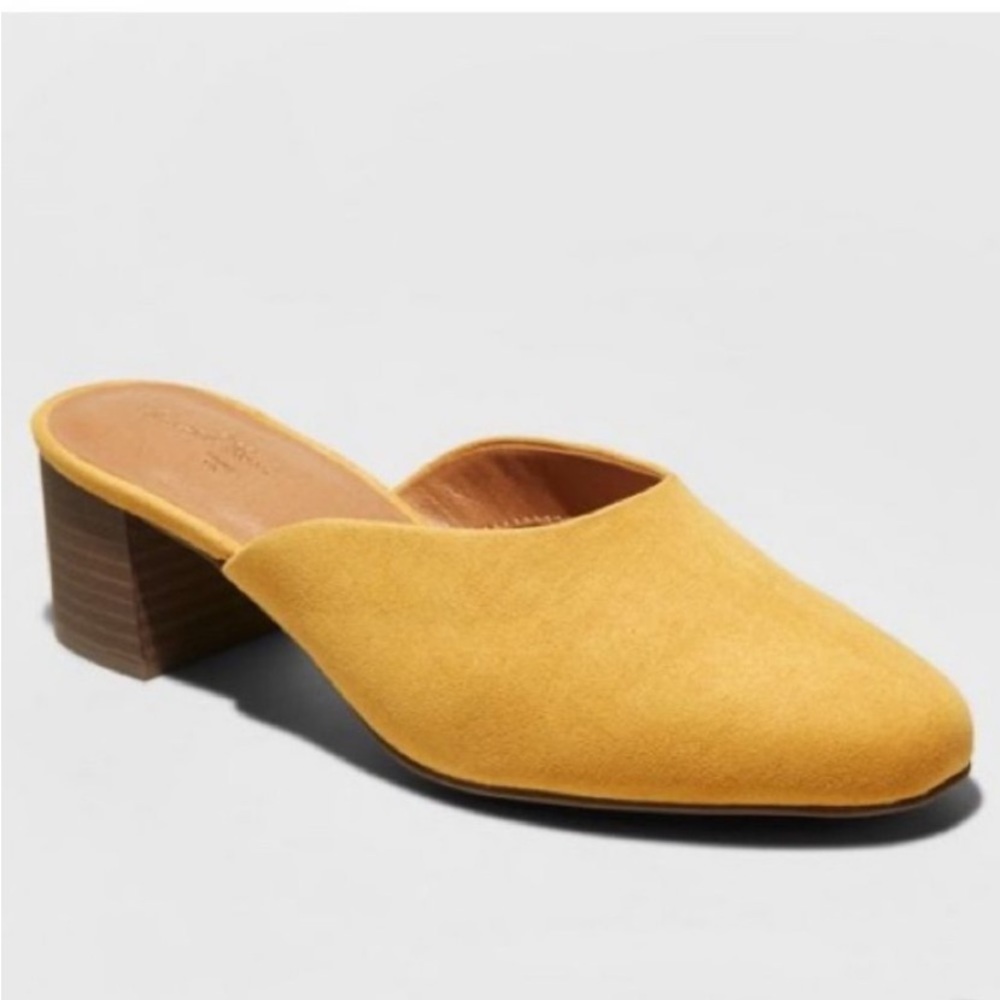 NIB 👠 Yellow/Gold WIDE WIDTH
Kitten Mule Sandals Universal Thread Avianna